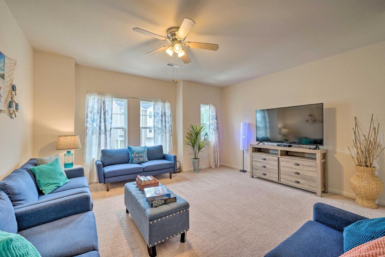 Modern Coastal Condo With Patio 1 Mi To Beaches! Carolina Beach Kültér fotó