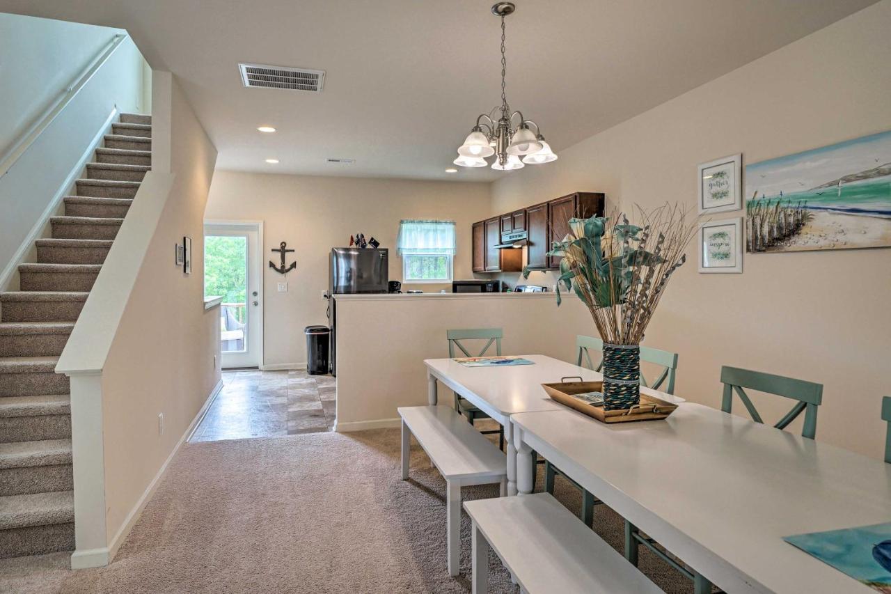 Modern Coastal Condo With Patio 1 Mi To Beaches! Carolina Beach Kültér fotó