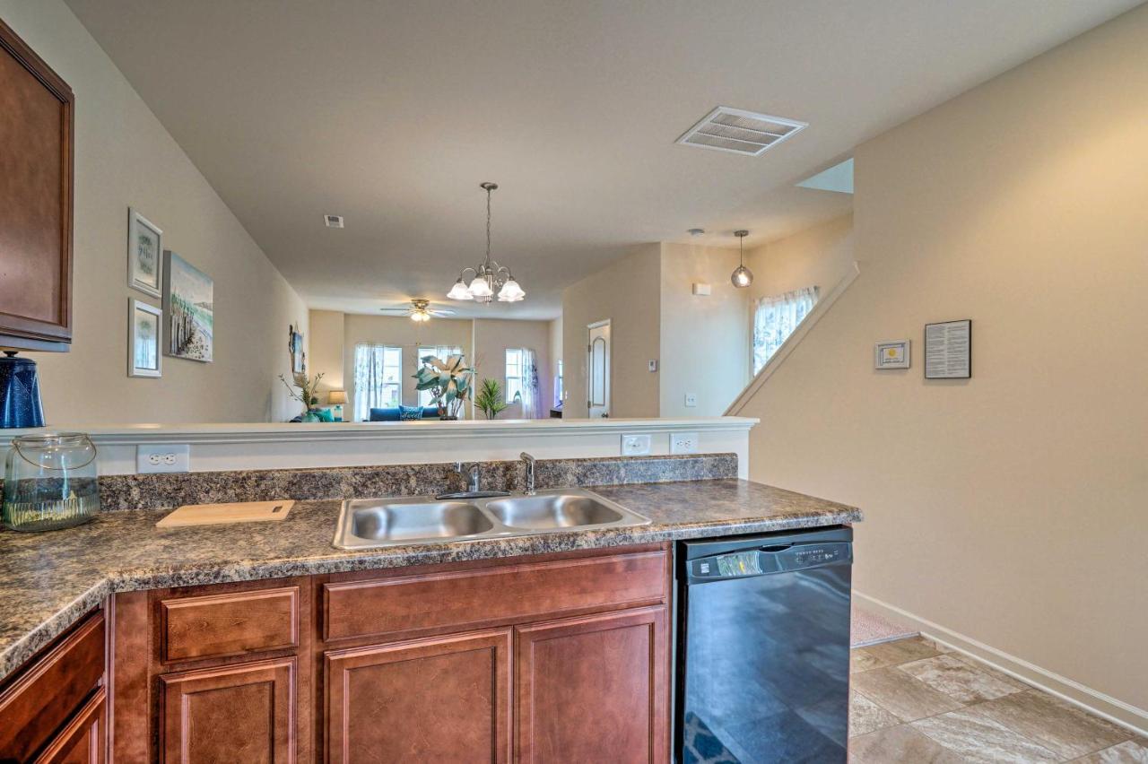 Modern Coastal Condo With Patio 1 Mi To Beaches! Carolina Beach Kültér fotó