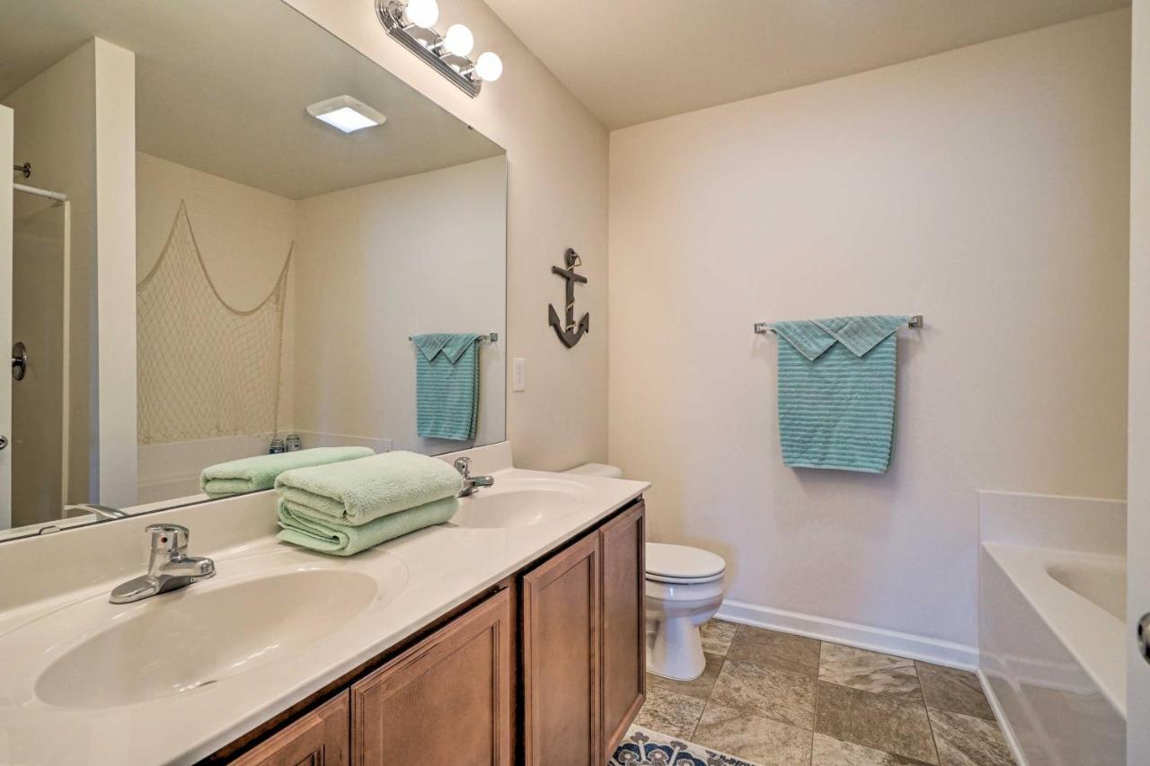 Modern Coastal Condo With Patio 1 Mi To Beaches! Carolina Beach Kültér fotó