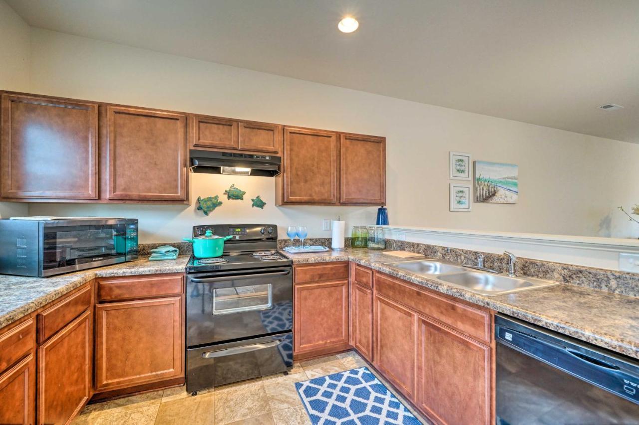 Modern Coastal Condo With Patio 1 Mi To Beaches! Carolina Beach Kültér fotó
