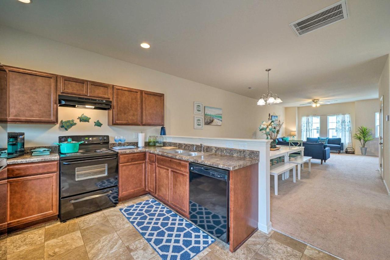 Modern Coastal Condo With Patio 1 Mi To Beaches! Carolina Beach Kültér fotó