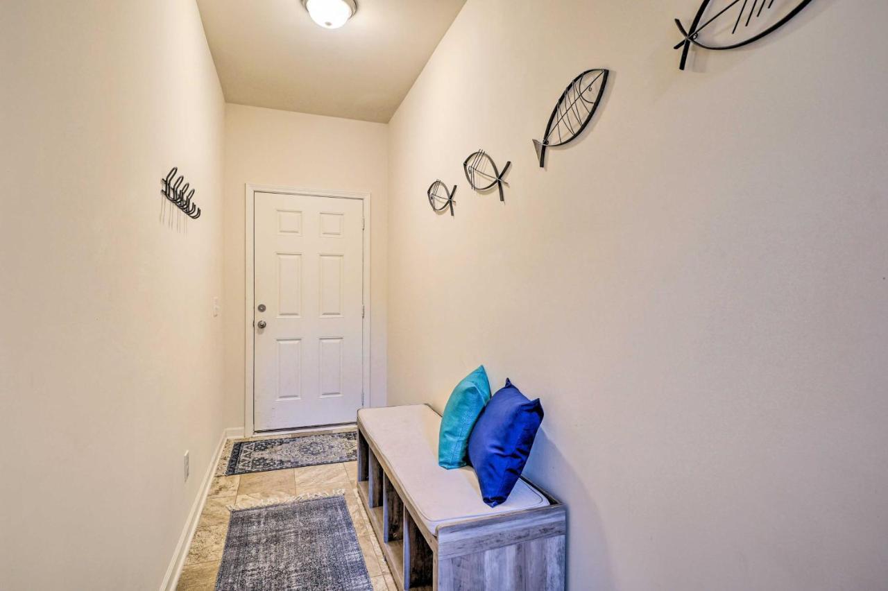 Modern Coastal Condo With Patio 1 Mi To Beaches! Carolina Beach Kültér fotó
